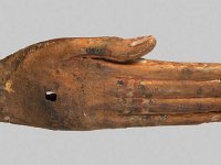 Aeg H 10  Aeg H 10, 18. bis 22. Dynastie, Rechte Hand eines Sarges, Sykomorenholz, L 16,8 cm, B 7,0 cm, H 1,2 cm : Bestandskatalog €gypten, Museumsfoto: Claus Cordes